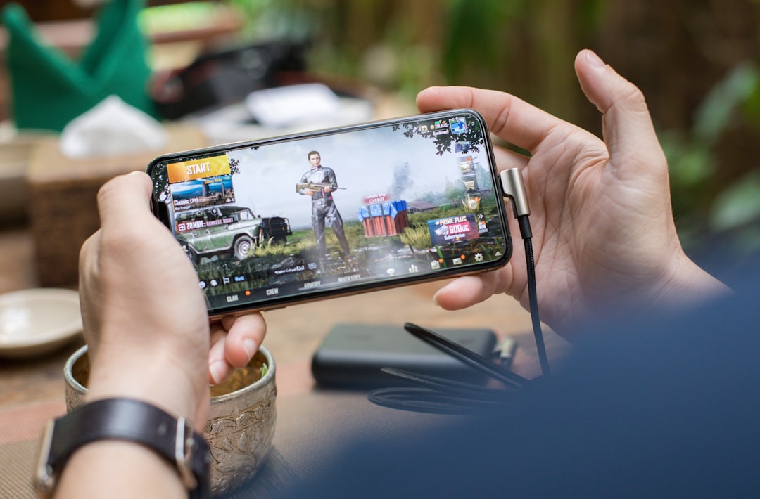 Tangan memegang smartphone untuk mengakses situs mobile
