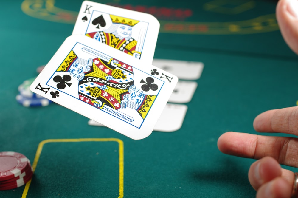 Pemain poker menimbang keputusan di meja