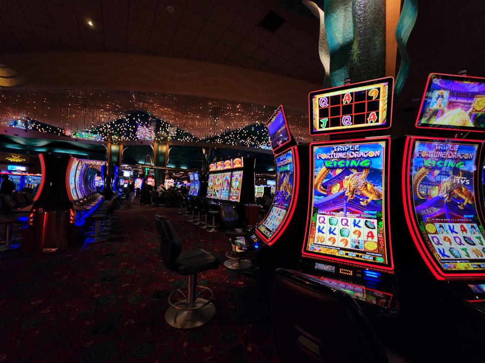 Ruang permainan dengan mesin slot